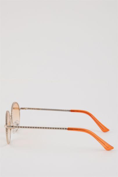 Woman Round Sunglasses