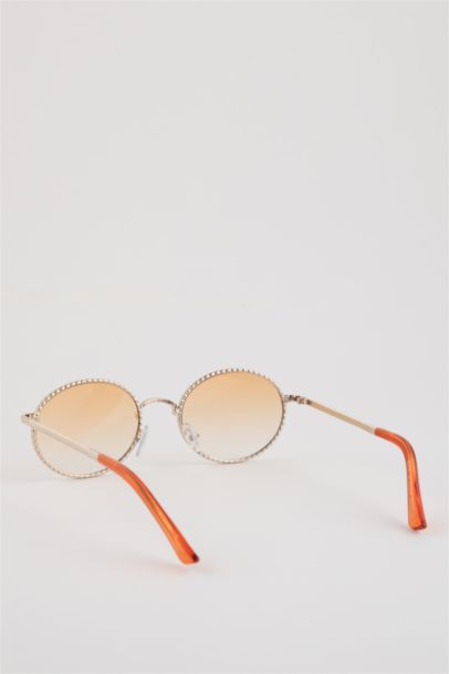 Woman Round Sunglasses