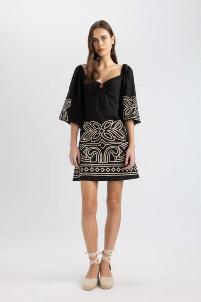 Mini Robe à demi-Manches à Col en Cœur et à Motifs