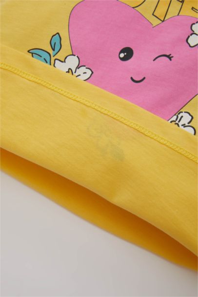 سيت بناتي شورت وتيشيرت بطبعة شعار - قطعتين