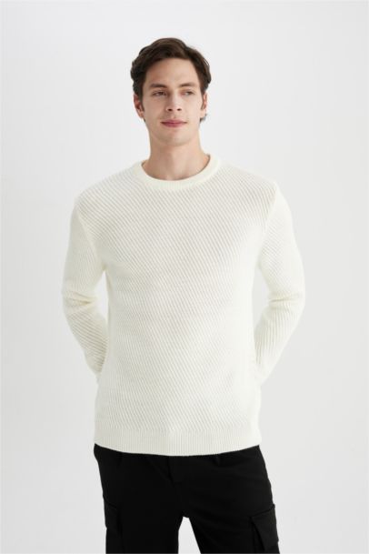 Свитер стандартного кроя с круглым вырезом