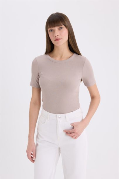 تي شيرت نص كم مضلع سليم فيت بياقة مستديرة