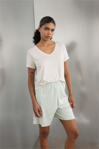 تيشيرت نص كم مشروط قصة عادية برقبة V من DeFactoFit