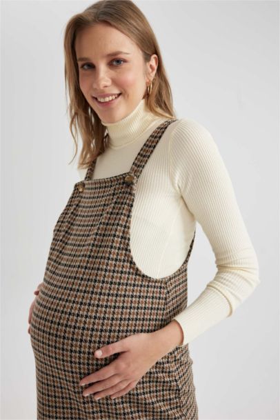 فستان حمل قصة عادية