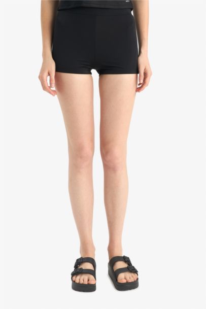 اندر بكيني قصة عادية من Fall in Love