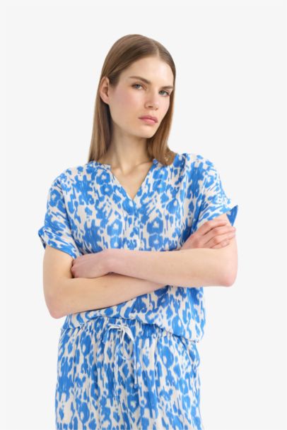 بلوزة نص كم مطبوعة قصة عادية برقبة مستديرة