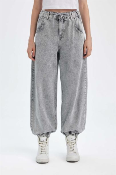 سروال جينز جوجر فيت بخصر عالي