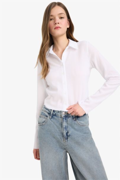 Chemise ajustée en tissu froissé à manches longues