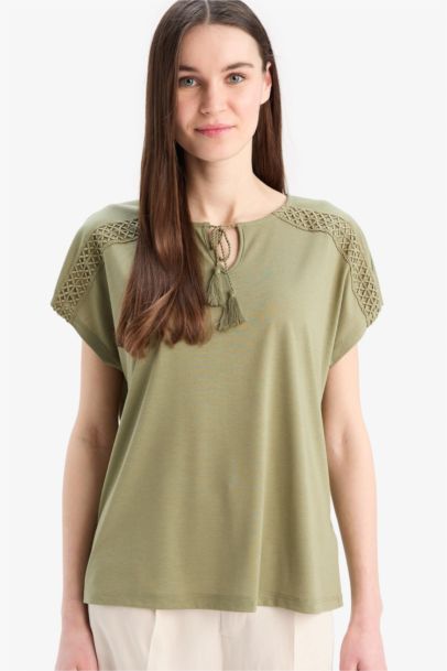 تيشيرت نص كم برقبة مستديرة