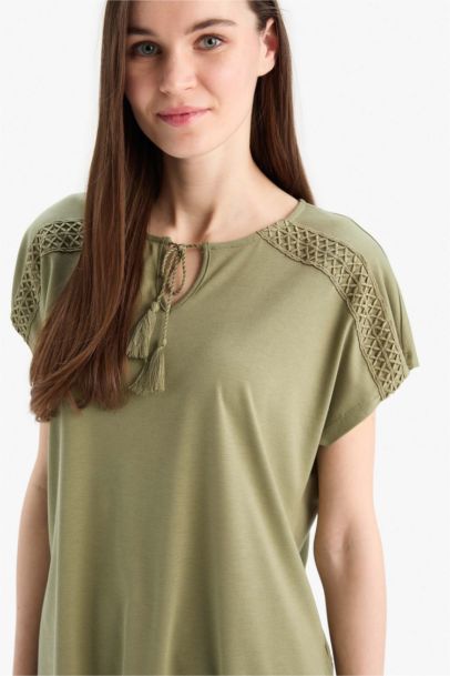 تيشيرت نص كم برقبة مستديرة