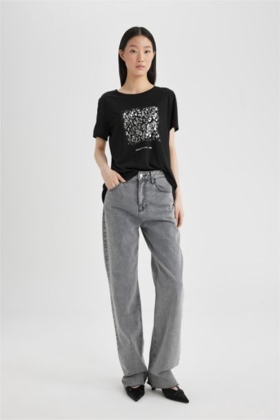 تيشيرت نص كم قصة عادية برقبة مستديرة