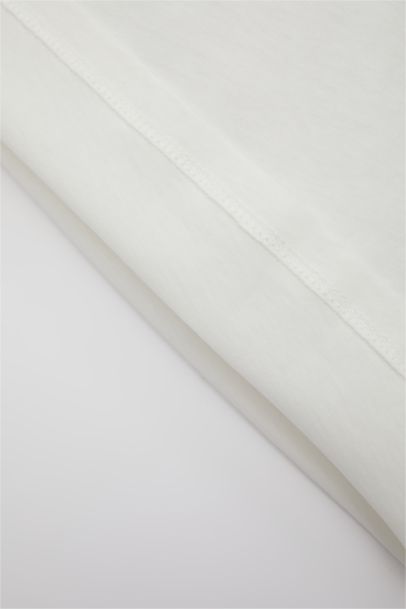 تي شيرت بناتي نص كم بطبعة شعار قصة عادية