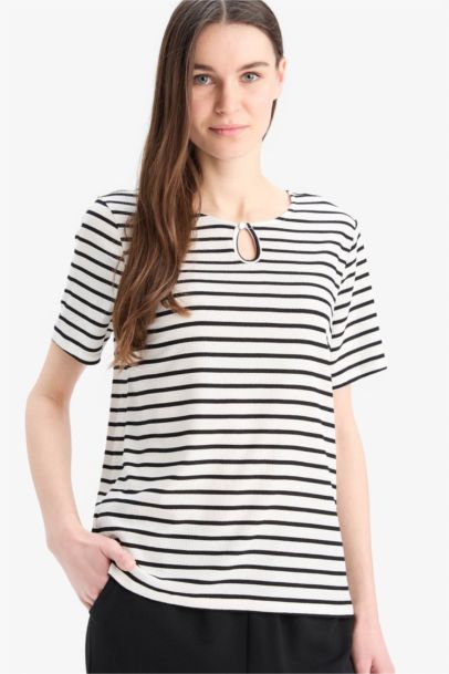 تيشيرت نص كم مخطط قصة عادية برقبة مستديرة