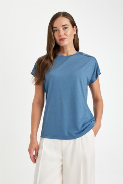 تيشيرت نص كم ورقبة مستديرة