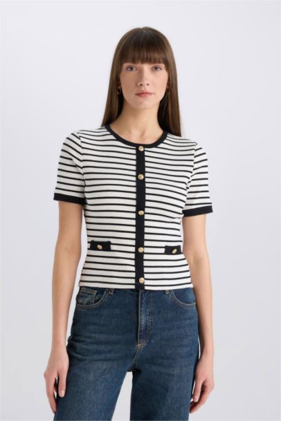 تي شيرت مضلع مخطط سليم فيت بياقة مستديرة