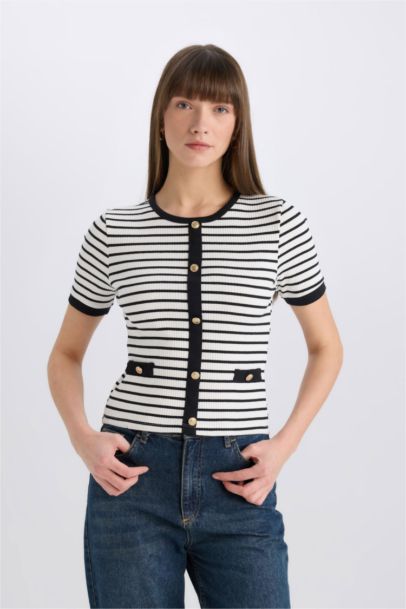 تي شيرت مضلع مخطط سليم فيت بياقة مستديرة