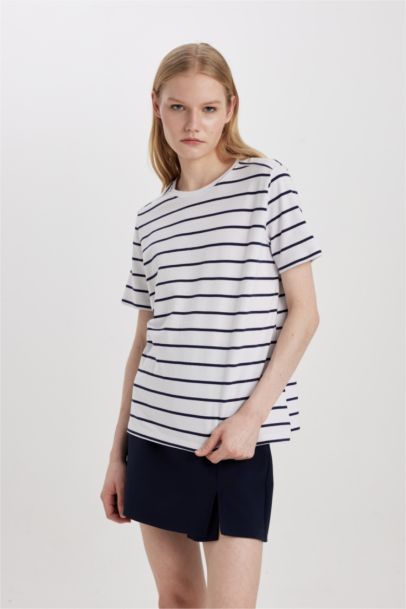 تيشيرت نص كم برقبة مستديرة وقصة عادية