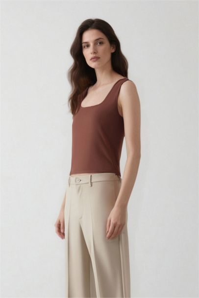 فانيلة سليم فيت بياقة مربعة بدون كم بيزك