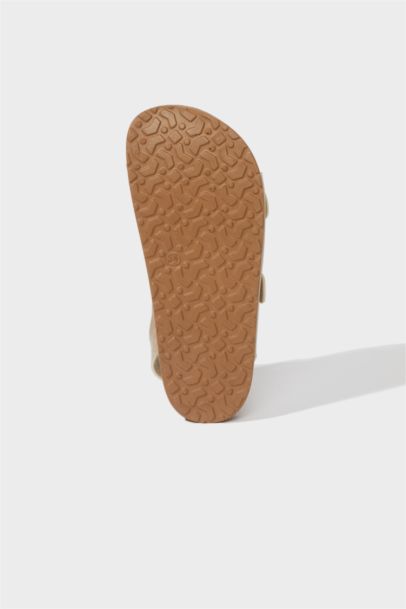 صندل بناتي بكعب مسطح