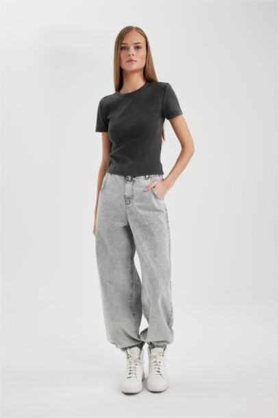 Fitted Bisiklet Yaka Kısa Kollu Yıkamalı Soluk Efektli Tişört