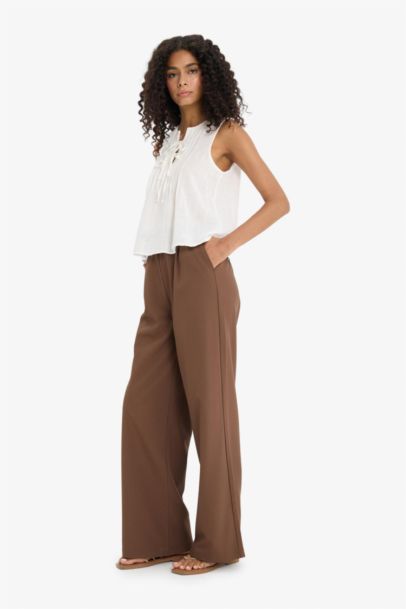 Pantalon en satin large taille haute à poches