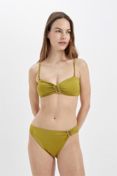 كلوت بكيني قصة عادية من Fall in Love