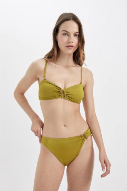 كلوت بكيني قصة عادية من Fall in Love