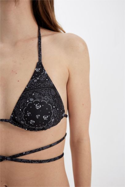 بكيني توب مطبوع قصة عادية من Fall In Love