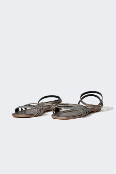 صندل نسائي بكعب مسطح