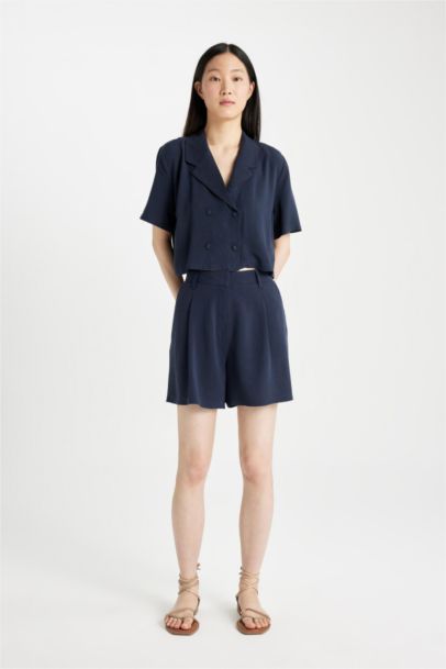 شورت قصير كتان بجيب وخصر عالي