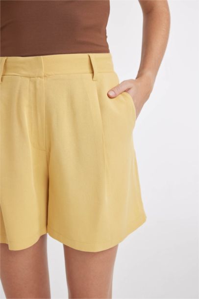 شورت قصير كتان بجيب وخصر عالي