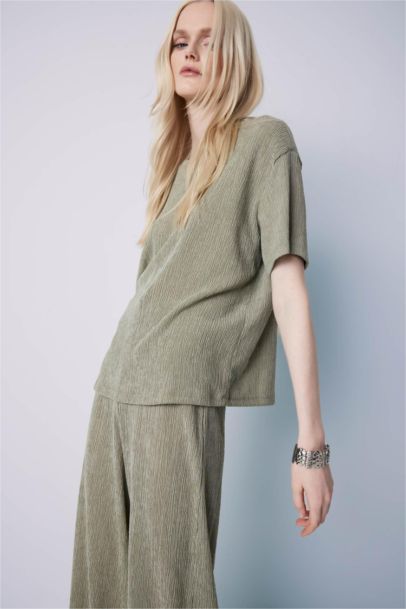 تيشيرت نص كم قصة مريحة برقبة مستديرة