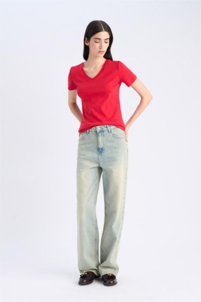 تيشيرت عادي ضيق من قماش مضلع برقبة V وأكمام قصيرة