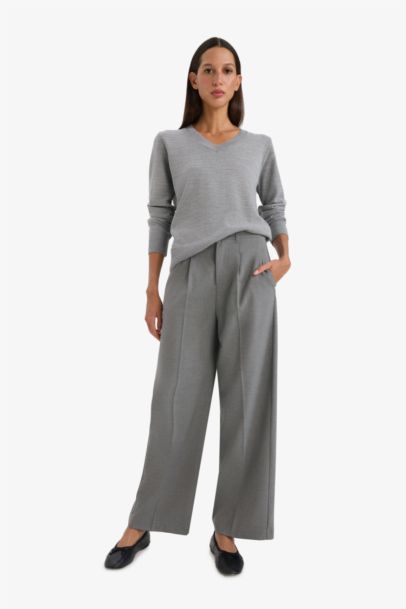 بلوفر تريكو قصة مريحة برقبة على شكل V