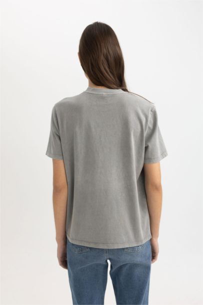 تيشيرت نص كم بطبعة شعار قصة عادية برقبة مستديرة وتأثير باهت