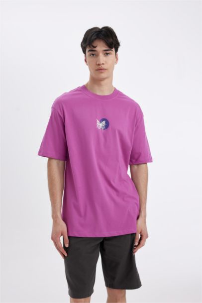 تيشيرت قصة مريحة برقبة مستديرة وطبعة من الخلف