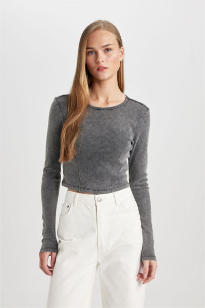 تيشيرت كم طويل سليم فيت بتأثير باهت