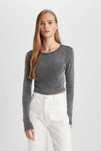 تيشيرت كم طويل سليم فيت بتأثير باهت