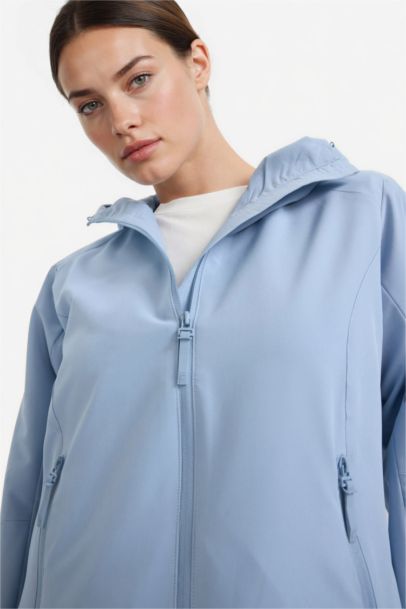 قصة عادية بغطاء للرأس طارد للماء