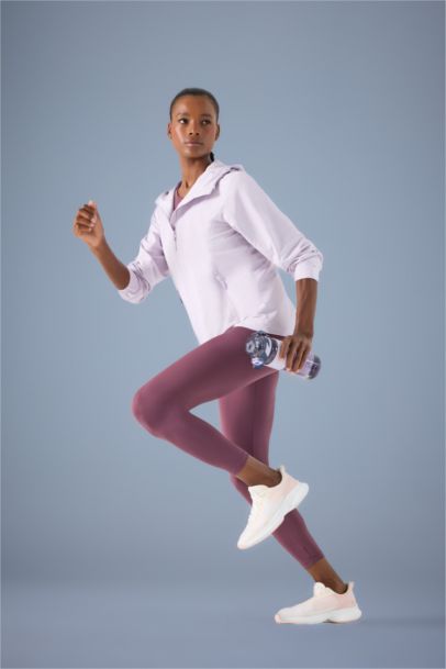 قصة عادية بغطاء للرأس طارد للماء