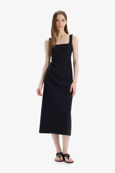 فستان طويل ضيق بدون أكمام برقبة مربعة