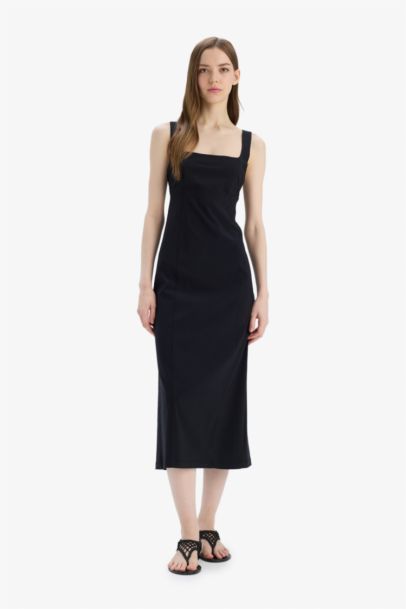 فستان طويل ضيق بدون أكمام برقبة مربعة