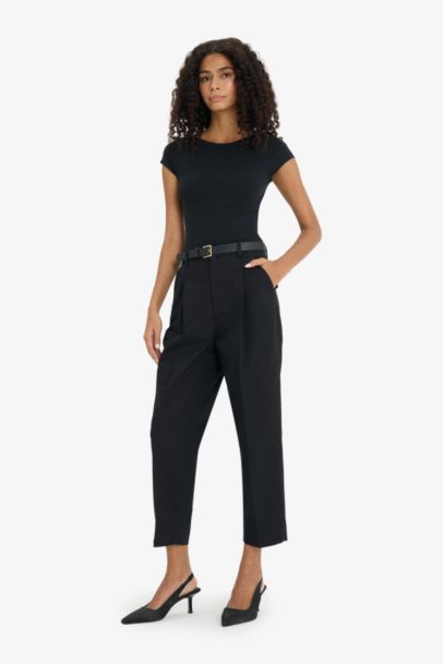 Pantalon taille haute à ceinture et poches Coupe carotte
