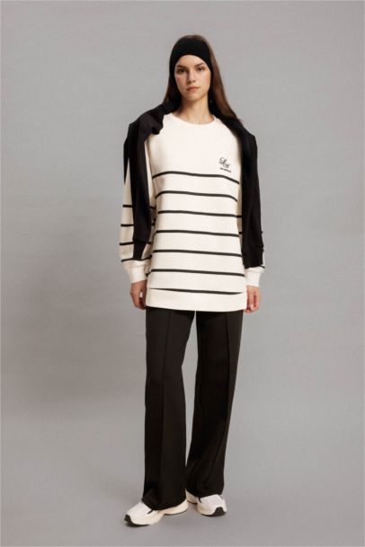 سويت تونيك قماش سميك مطرز قصة عادية برقبة مستديرة ببطانة ناعمة