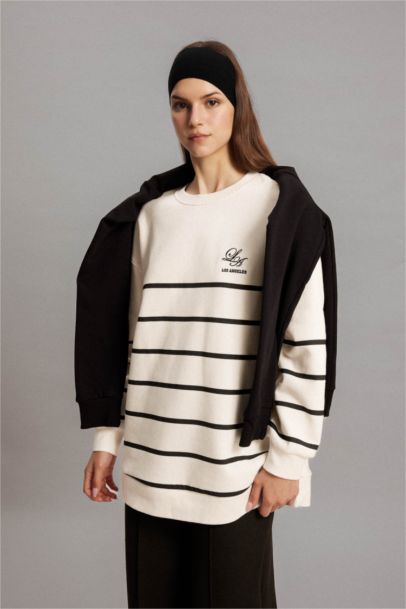 سويت تونيك قماش سميك مطرز قصة عادية برقبة مستديرة ببطانة ناعمة