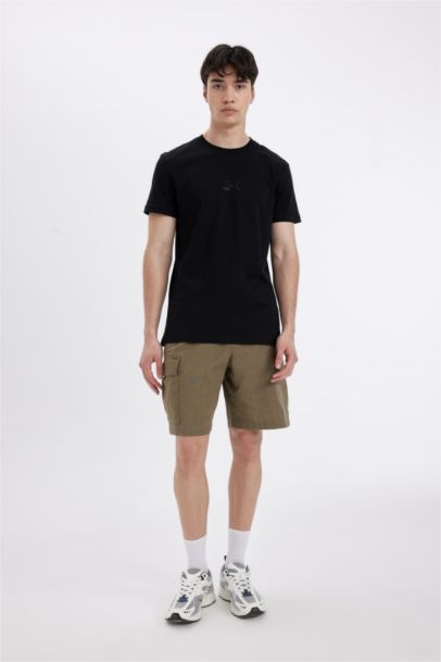 تيشيرت سليم فيت أسود مطبوع برقبة مستديرة