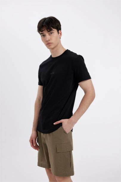 تيشيرت سليم فيت أسود مطبوع برقبة مستديرة