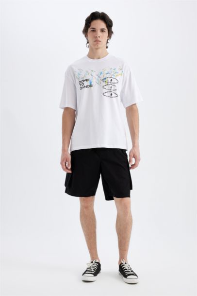 تيشيرت نص كم قصة مريحة برقبة مستديرة وطبعة من الخلف