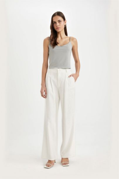 تانك توب سليم فيت برقبة U بحمالات