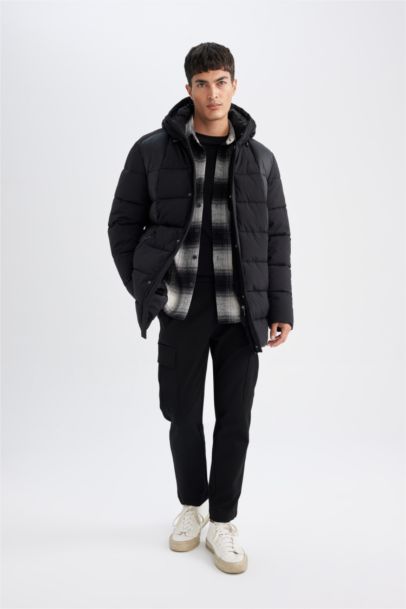 Slim Fit Dar Kesim Astarlı Kapüşonlu Fermuarlı Cepli Kışlık Parka